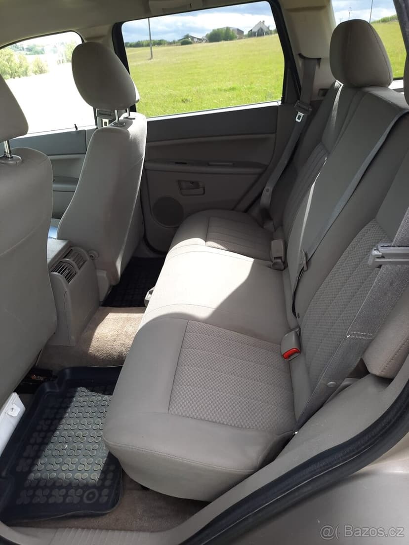 Sleva - Jeep Grand Cherokee 3.7 V6, 2005 – silný offroad