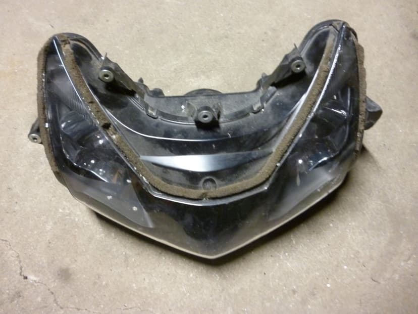 Honda CBR 954 RR Fireblade. Přední světlo.  Rok 2003