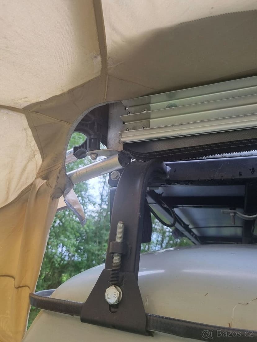 Vějířová markýza na offroad auto