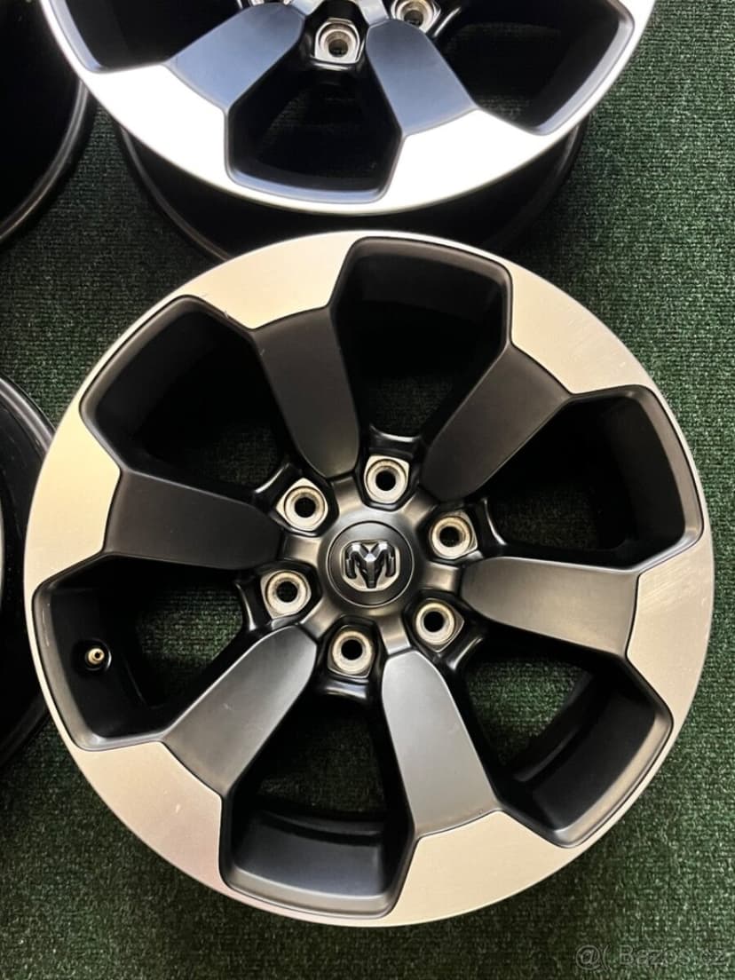 6x139.7 R18 Dodge RAM 1500 REBEL Originál Alu + senzory