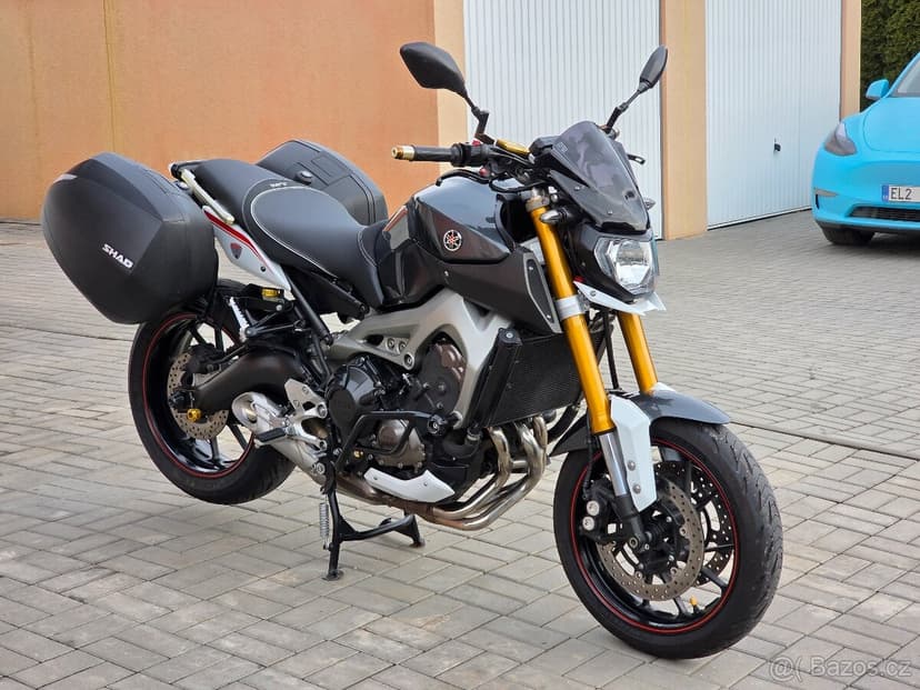 Yamaha MT-09, 2x kufr, plexi, padací rám, doplňky