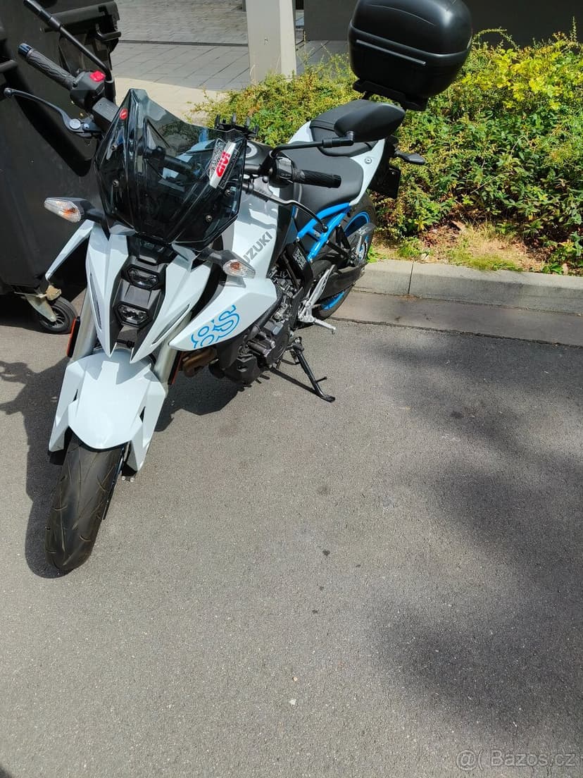Prodej Suzuki GSX-8S (2024) – 2 350 km + štítek + nosič kufr