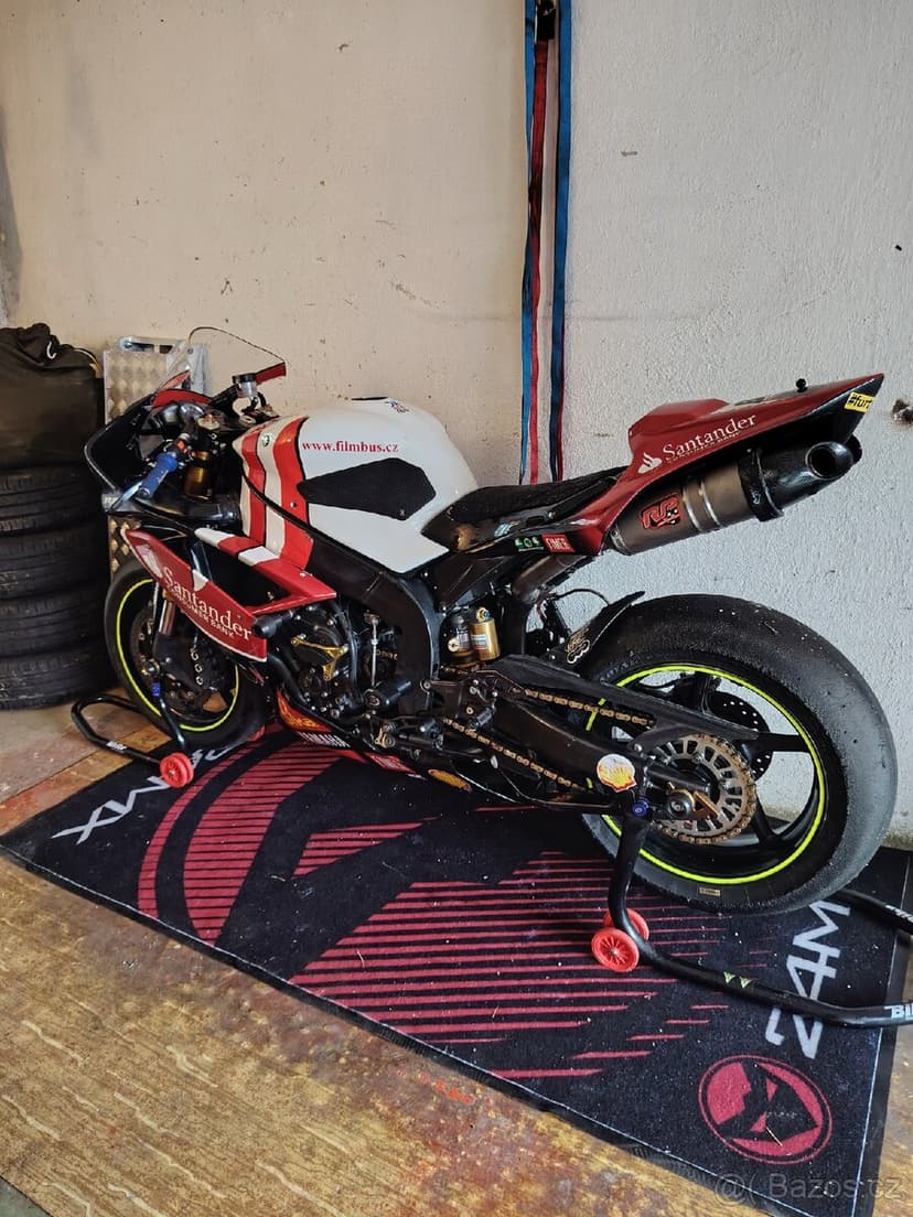 Spodní část kapot na závodní motocykl Yamaha R1