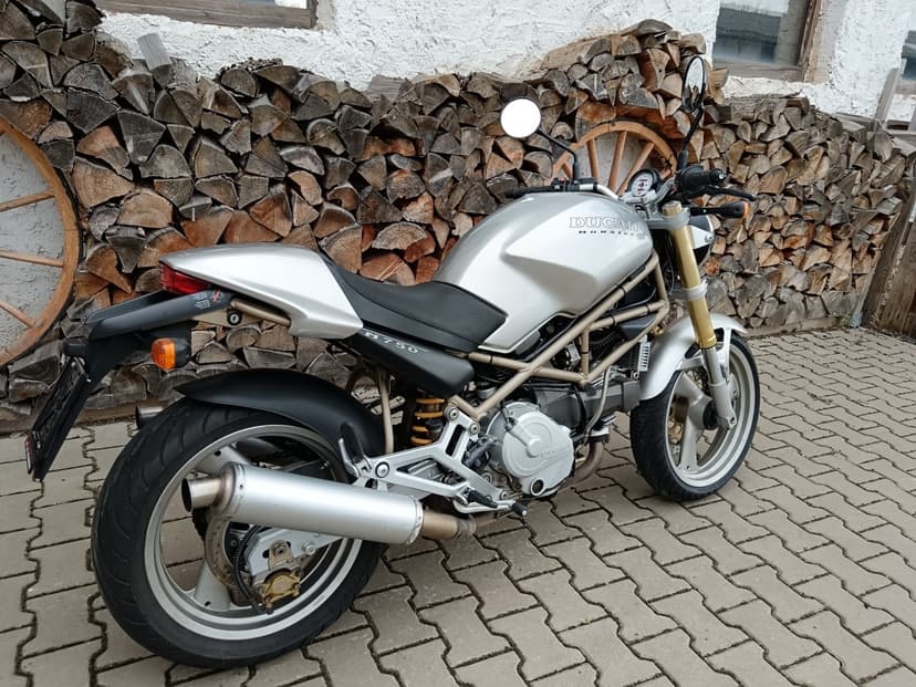 DUCATI MONSTER 750