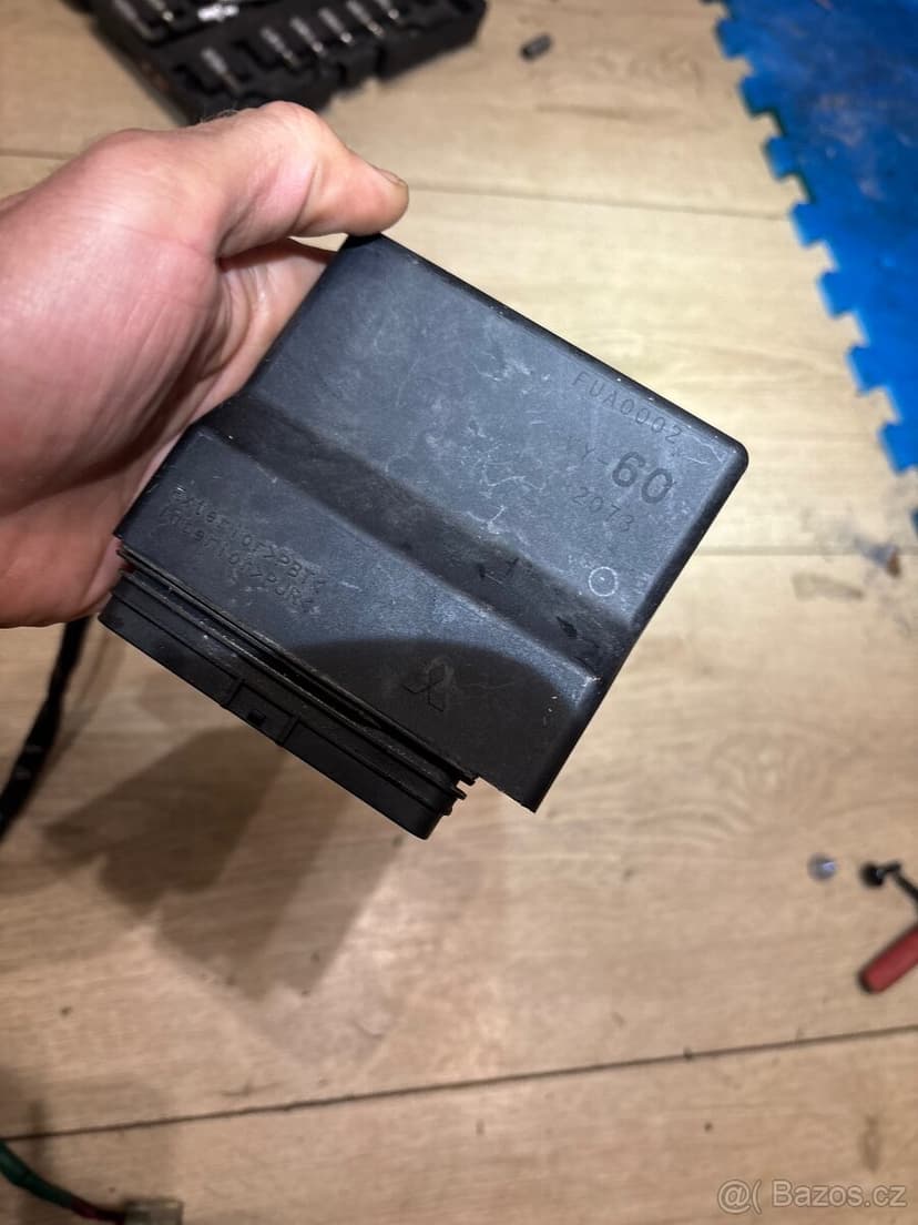 Spinaci skrinka a ridici jednotka na Yamaha R1 04-06 Rn12