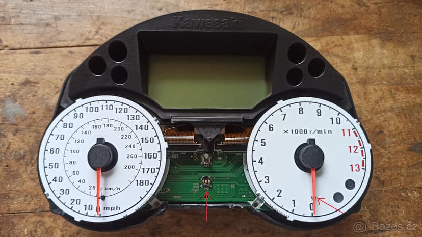 Funkční budíky Kawasaki ZZR 1400 s poškozeným obalem