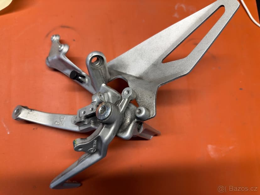 Ducati streetfighter v4 pravá konzole / stupačka