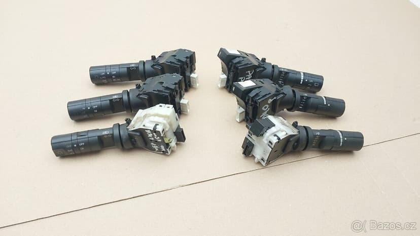 Nissan Navara a Pathfinder  : Páčky blikačů světel stěrač