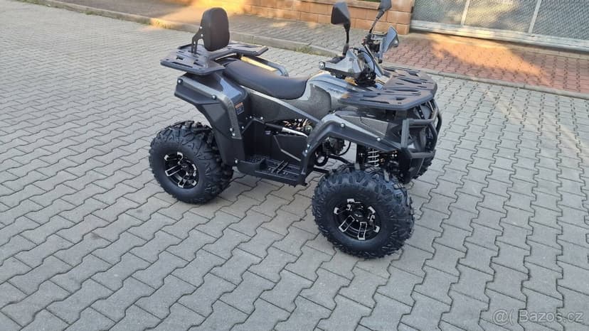Dětská čtyřtaktní čtyřkolka RockRider Deluxe.