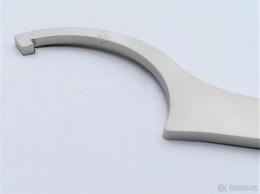 Yamaha MT-07 - nerezový klíč na zadní tlumič