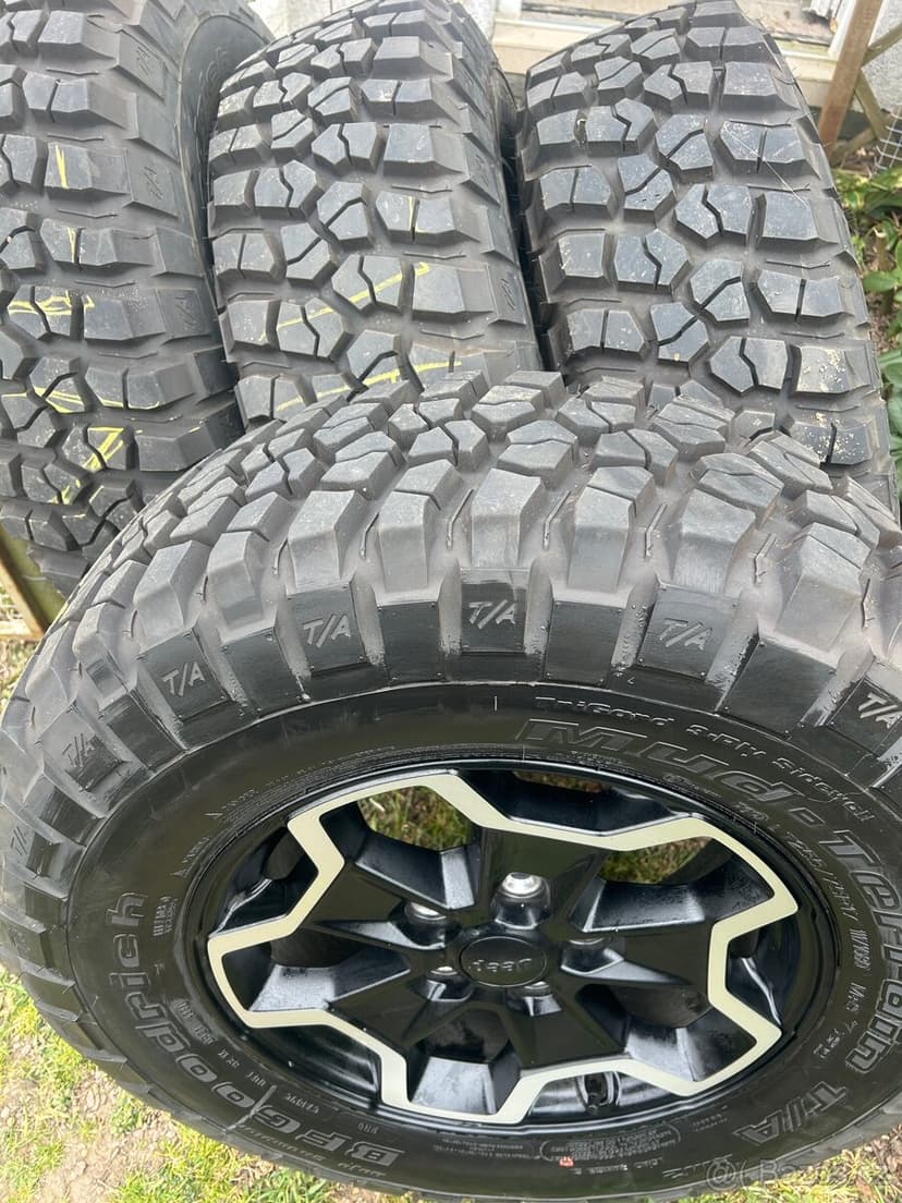 Jeep Gladiátor nová originální kola 2021 BF Goodrich