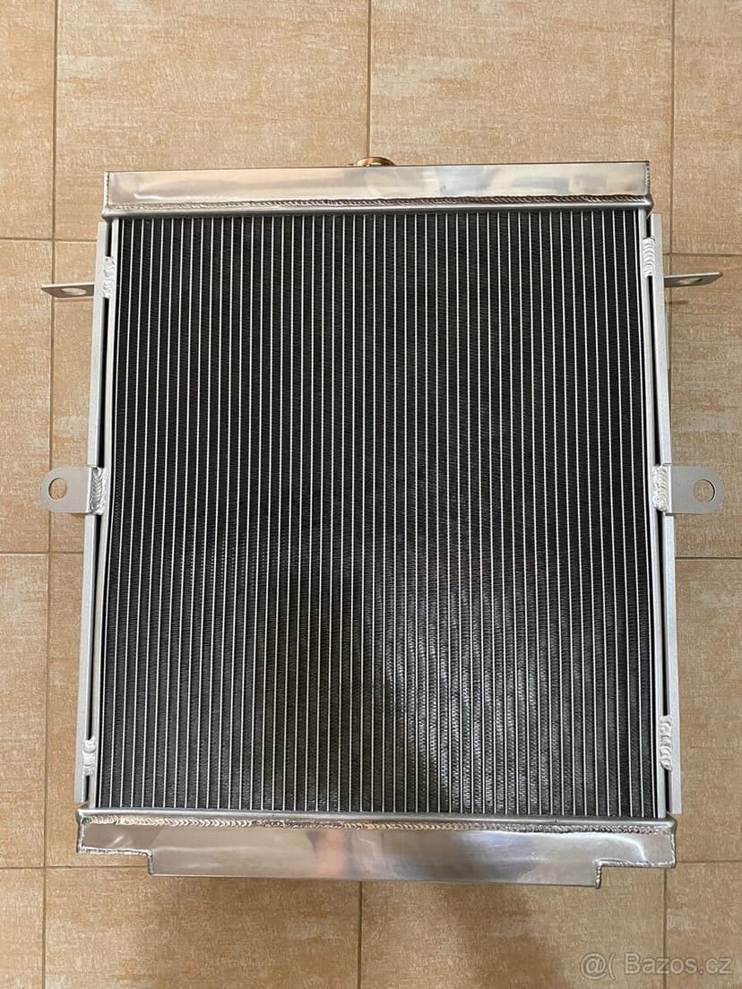 CELOHLINÍKOVÝ CHLADIČ TOYOTA LAND CRUISER HDJ/HZJ 78, 79 4,2