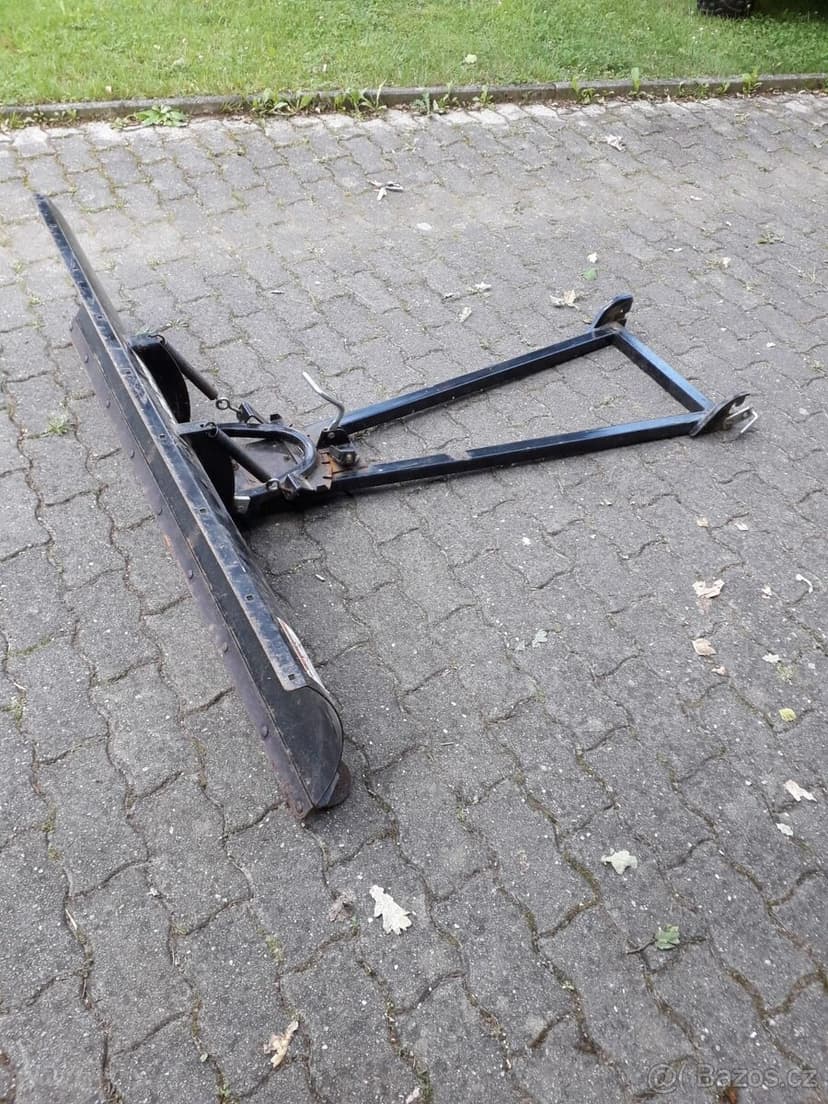 Sněhová radlice na čtyřkolku Polaris