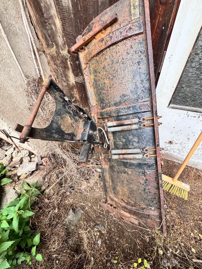 Sněhová radlice (pluh) pro čtyřkolku.