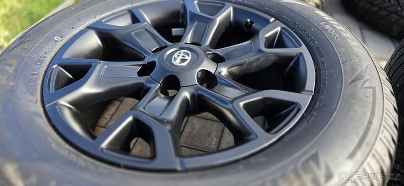 Zánovní originální sada ráfků a pneu na Toyota Hilux 2022