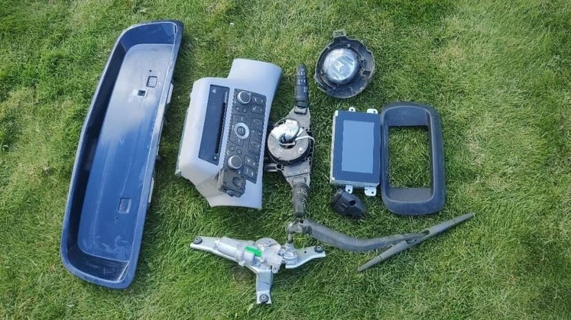 Nissan Primera Almera Tino Navara - radio kryt tlacidlo