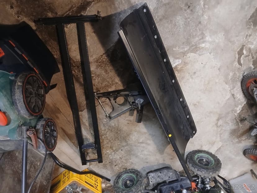 Sněhová radlice na čtyřkolku nebo malotraktor