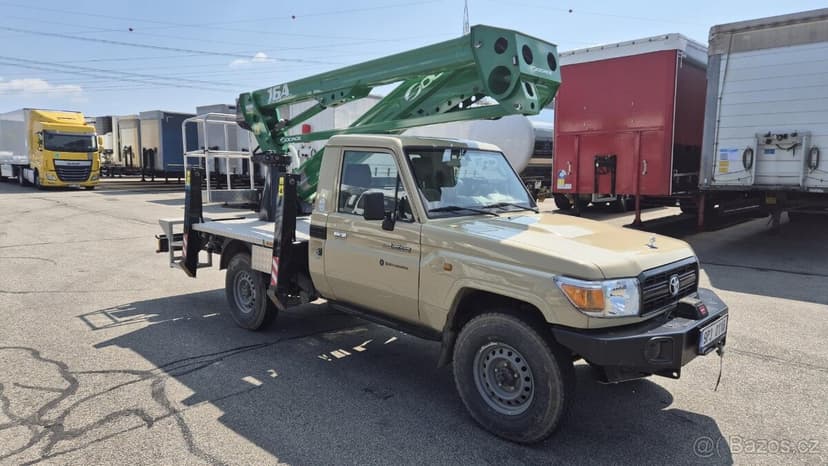 TOYOTA LAND CRUISER 79 s pracovní plošinou SOCAGE 16A