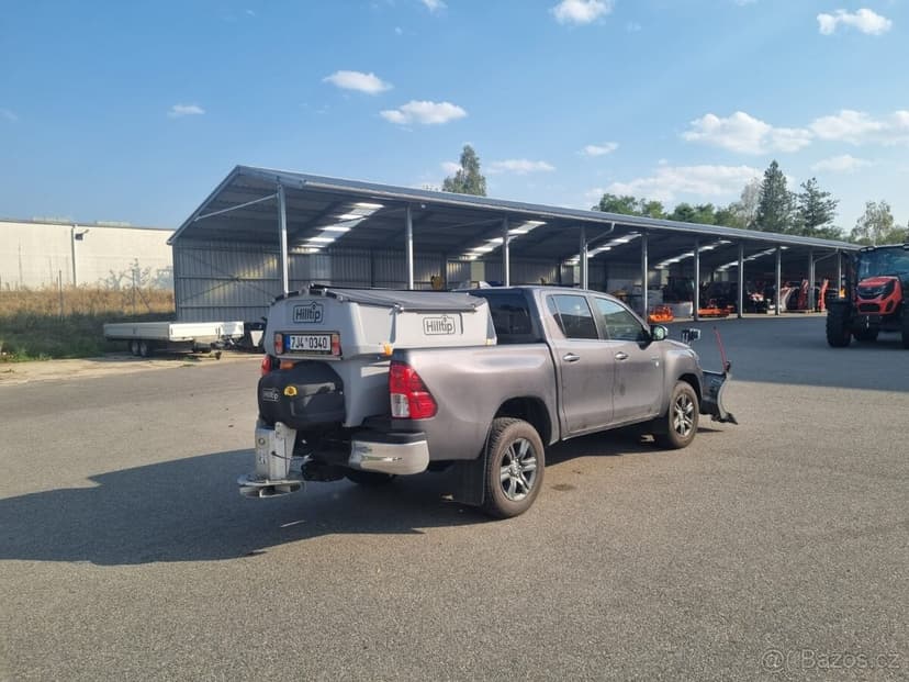 Toyota Hilux + radlice + sypač