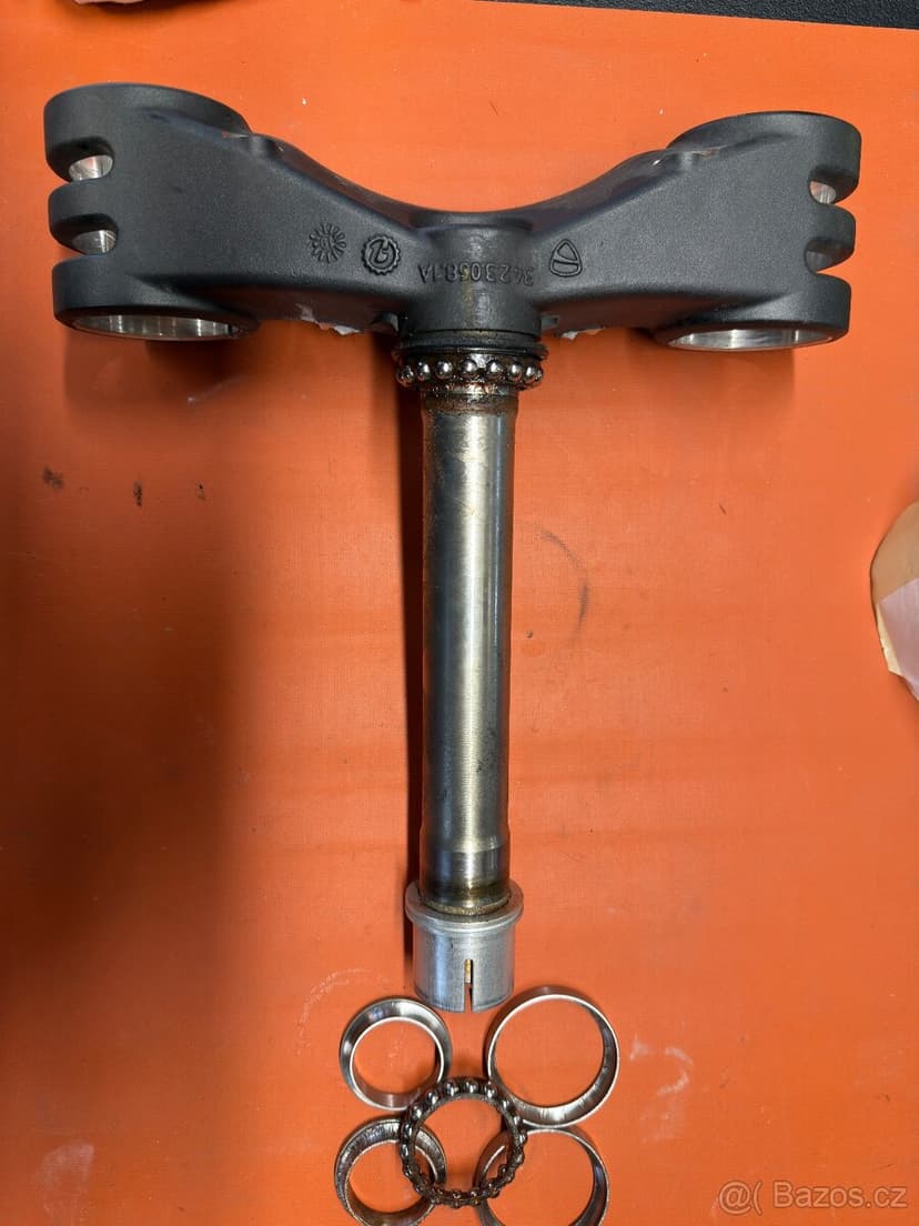 Ducati Panigale Streetfighter V4 S krk řízení triple clamp