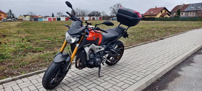 Yamaha MT-09, r. 2014 – Akrapovič, kufr, nové pneu