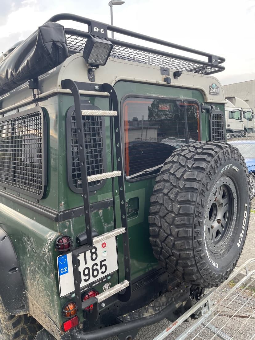 Land Rover Defender 110
