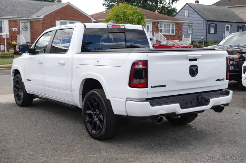 RAM 1500 Laramie 5.7L, pohon 4x4, 2022 rok