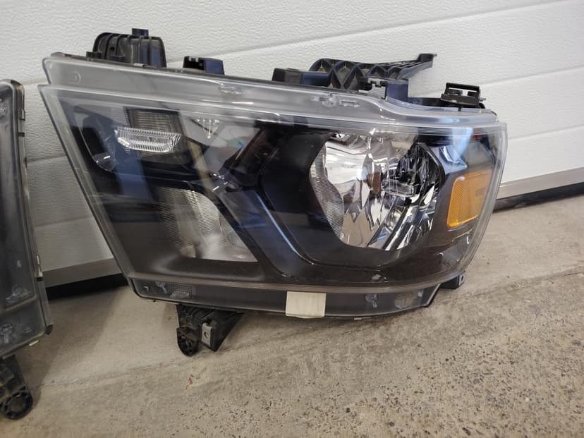 Přední světla Dodge Ram 1500 5.gen