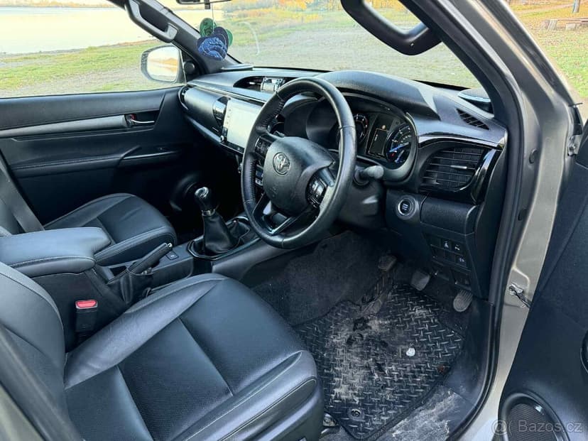 Toyota Hilux 2.8 invisibleX dovoz anglie