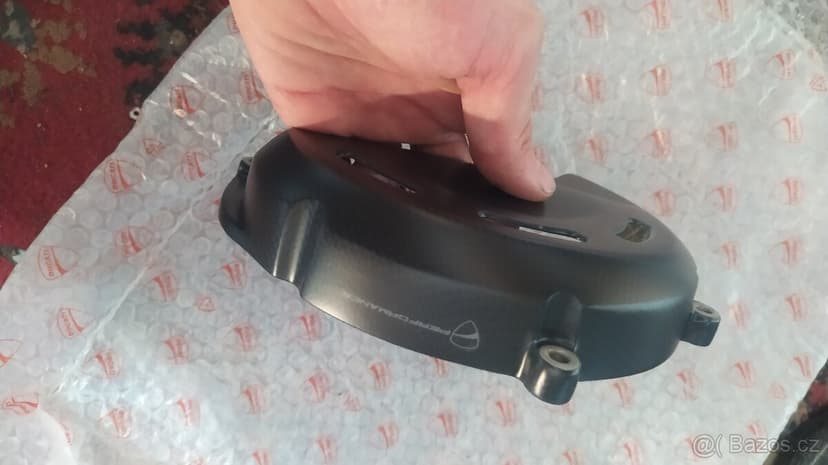 Karbonový kryt spojky panigale v4