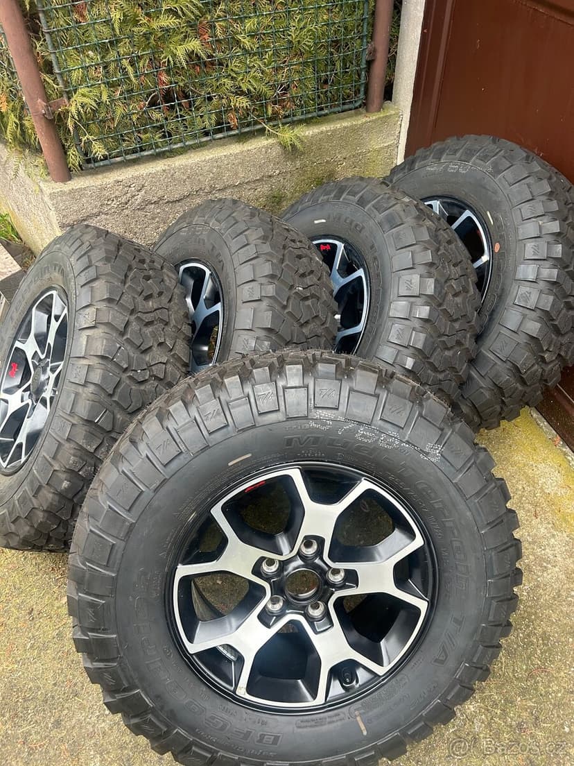 Jeep Wrangler sada alu kol r17 originální s pneu BF