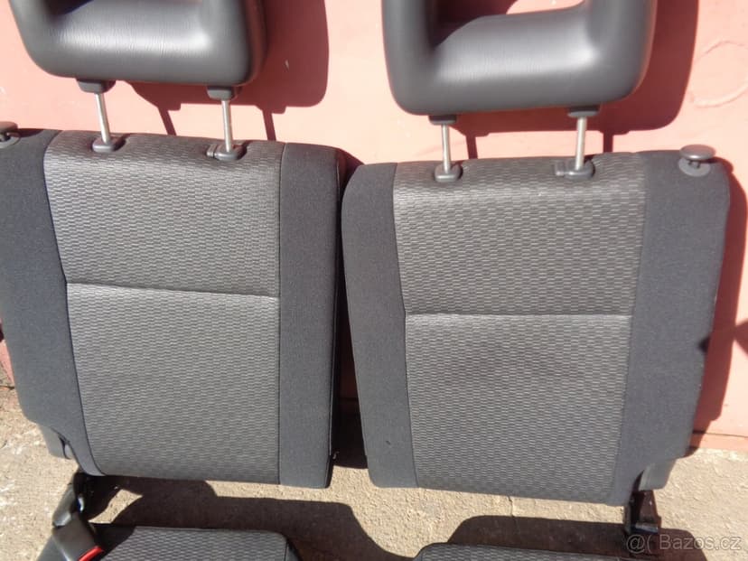 Suzuki Jimny zadní sedačky.