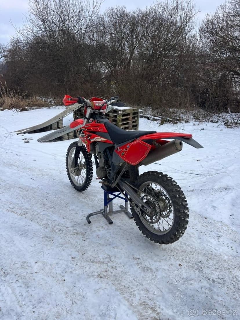 Beta 525  2007 bez SPZ , TP ano