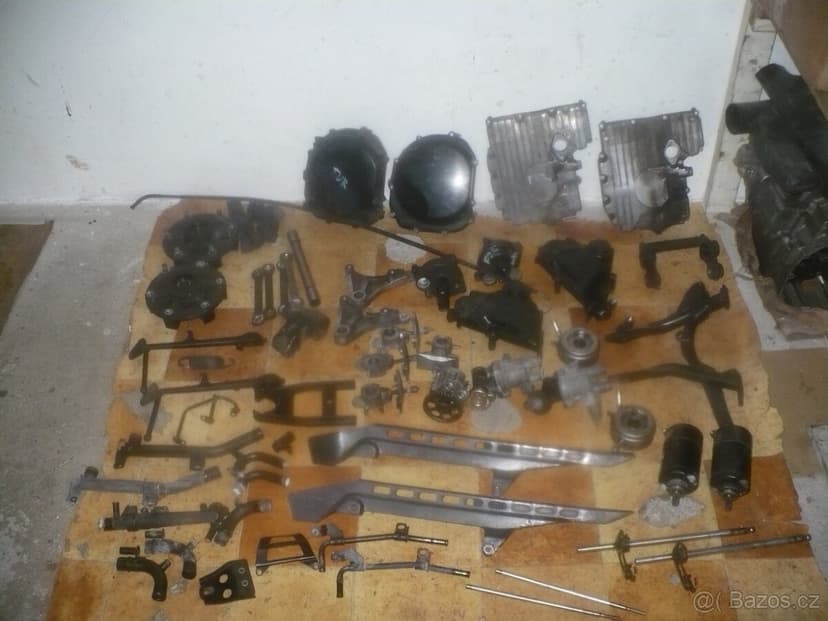 Yamaha FZS 600 Fazer r. 98-02-díly ze dvou motorek