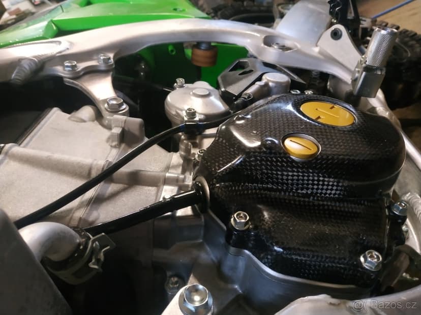 Karbonový kryt zapalování a spojky na KX450F