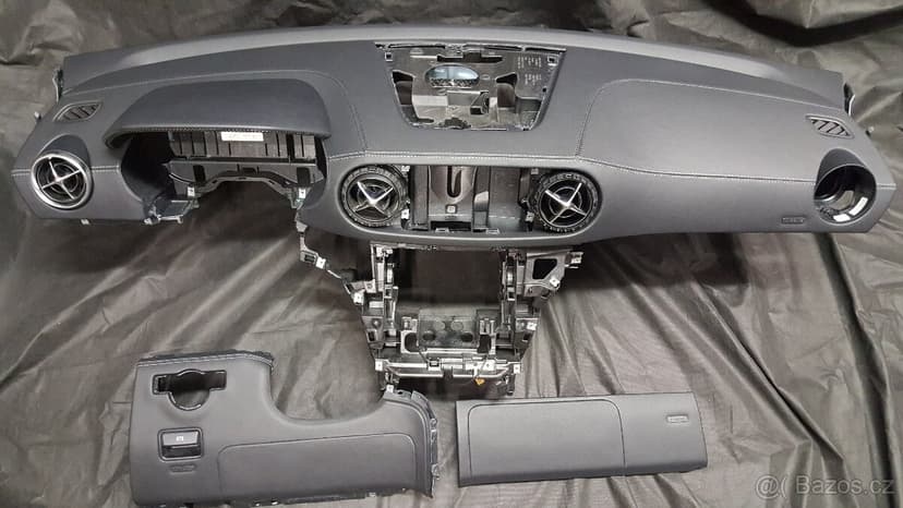 Mercedes Airbag bezpečnostní pás palubní deska