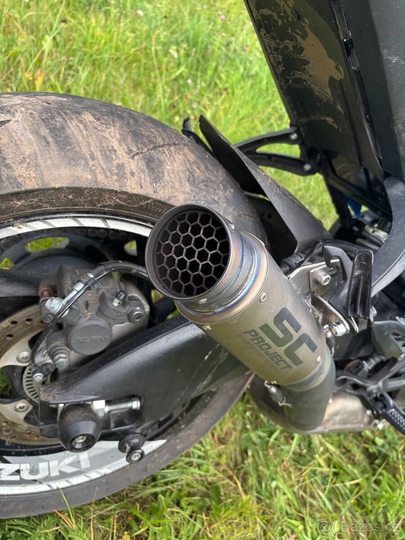 Ladeny vyfuk SC Project GP70-R s mezisvodem na Suzuki Gsx-S