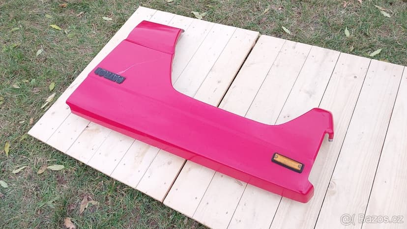 Nissan Patrol Španěl – Blatník levý přední červený