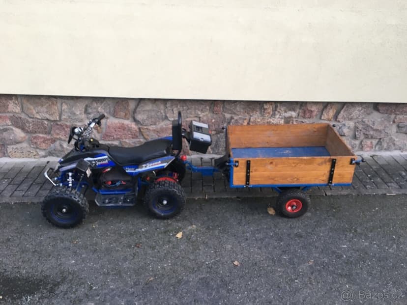 Dětská čtyřkolka se sklápěcím vlekem
