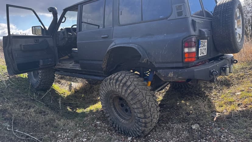 Nissan patrol y60 dily z tohoto vozu....motor uz neni