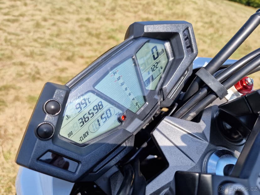 Kawasaki Z800E – 78 kW – bílá perleť + LeoVince – TOP stav