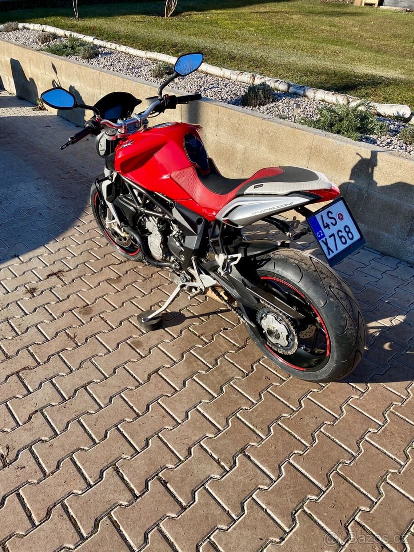MV AGUSTA BRUTALE 675