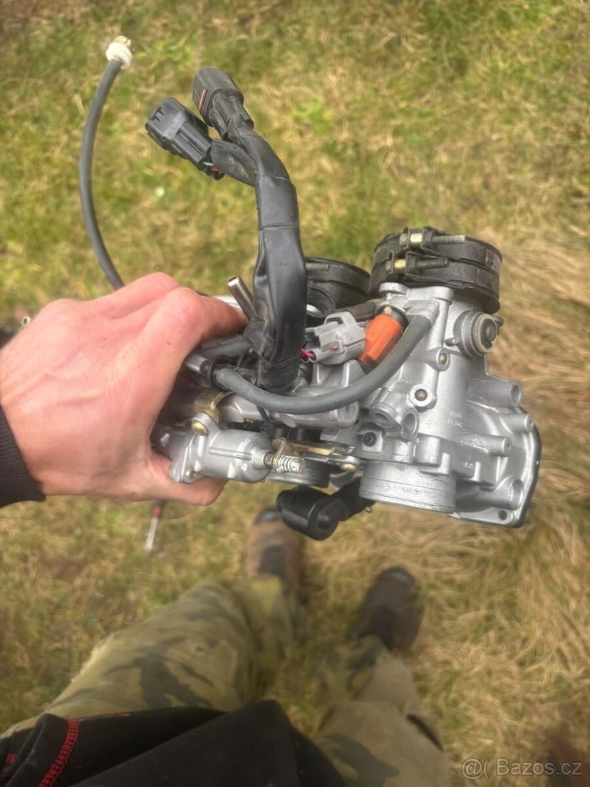 Kompletni vstrikovace na Yamaha R1 02-03 Rn09 5PW