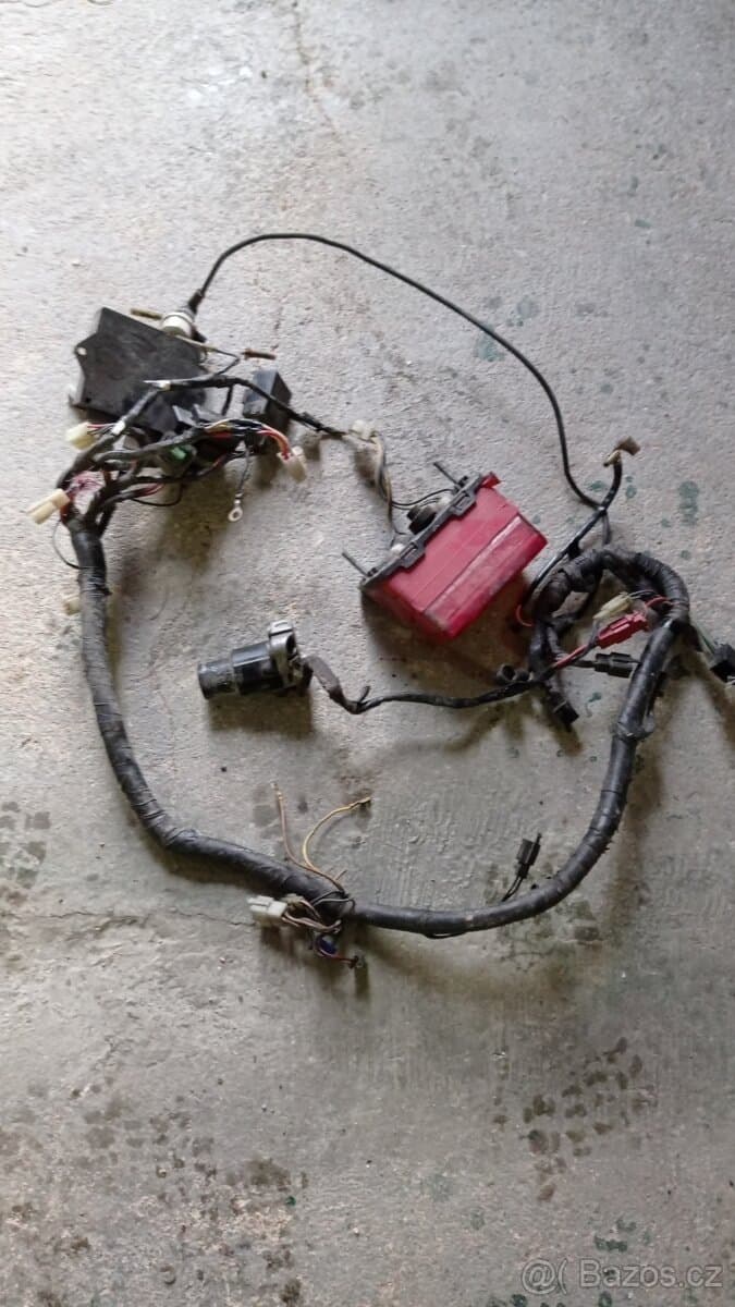 FZR 600 maska + plasty a mnoho dalšího