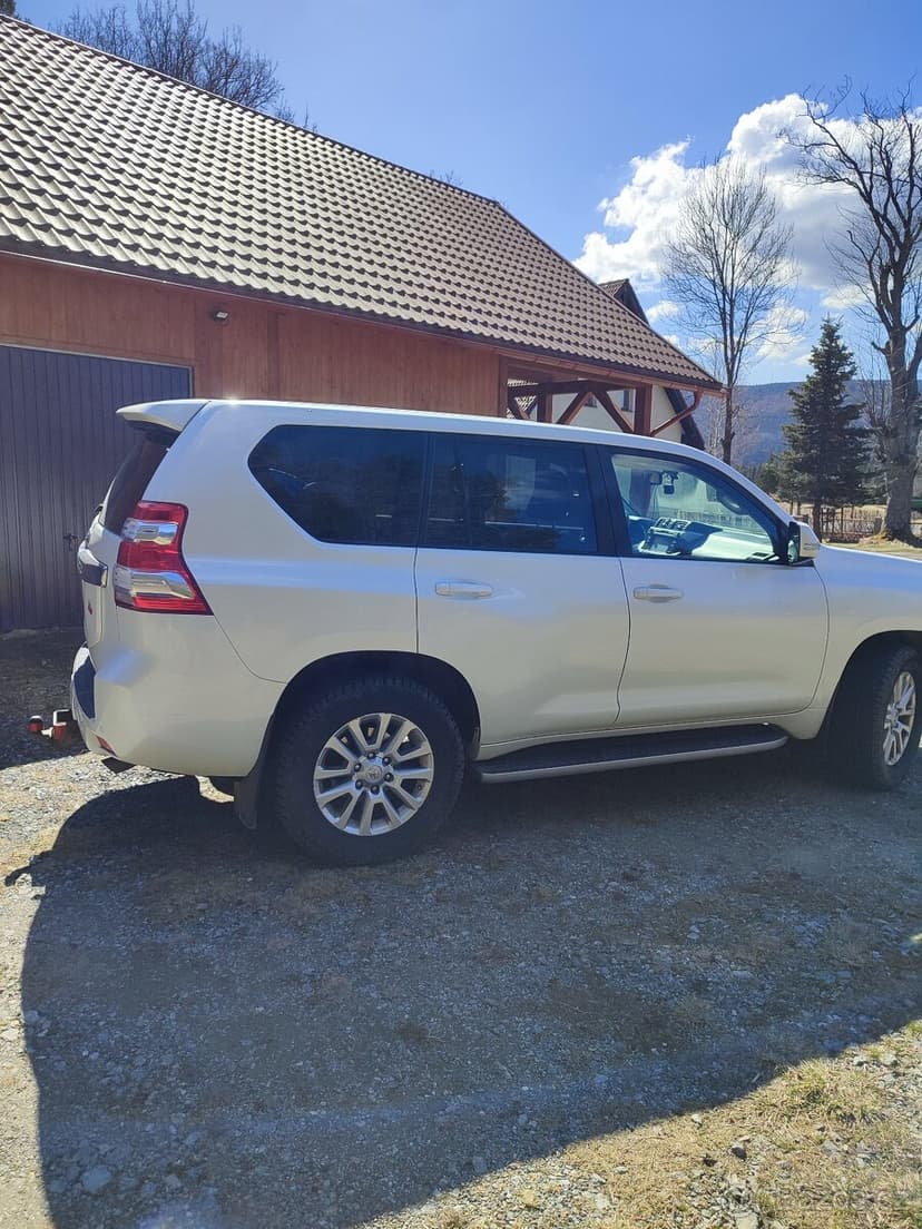 Toyota land cruiser 2,8 model executive plus