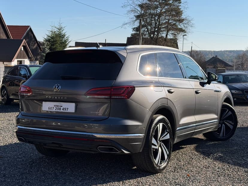 VW Touareg 3.0TFSi V6 E HYBRID 2022 - MAX VÝBAVA - DPH