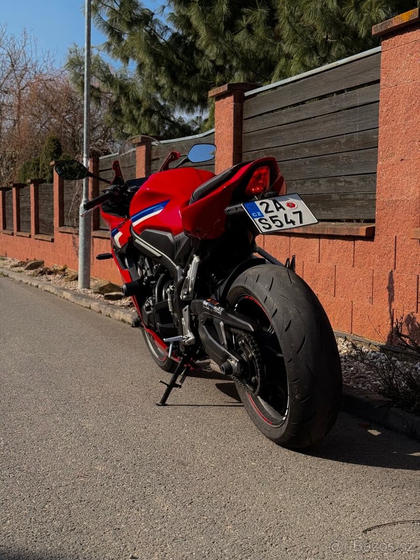 Honda CBR650R E-Clutch (2024) – 6 029 km – TOP stav, doplňky