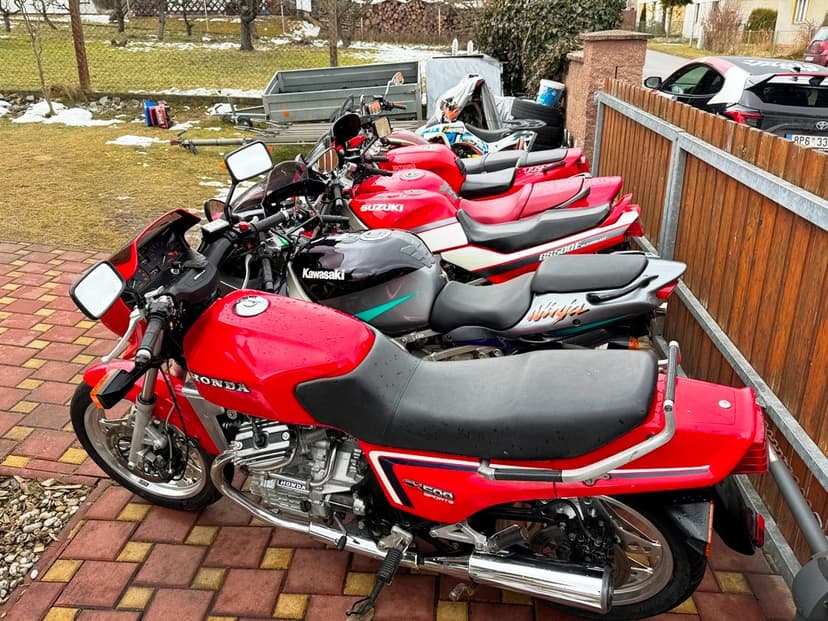 Honda CX, Kawasaki ZX9R, Suzuki GS, RF, Yamaha TRX, Triumph