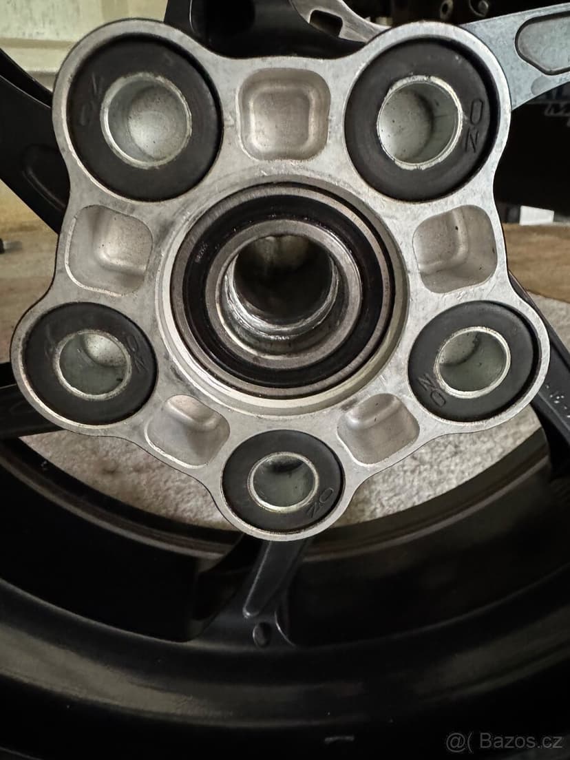 Lehké závodní kolo OZ Cattiva R - Kawasaki ZX-10RR WSBK