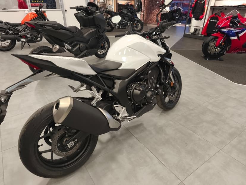 Honda CB 1000 Hornet (2025) TOP stav, 6500 km